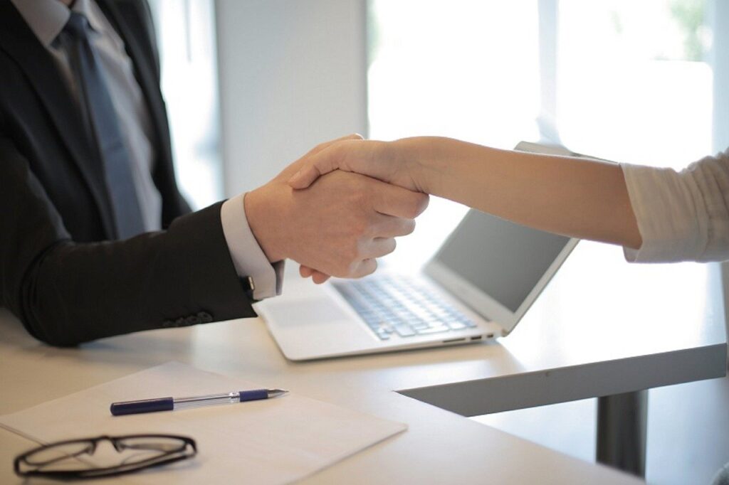 business deal gd8cf48919 1280.jpg